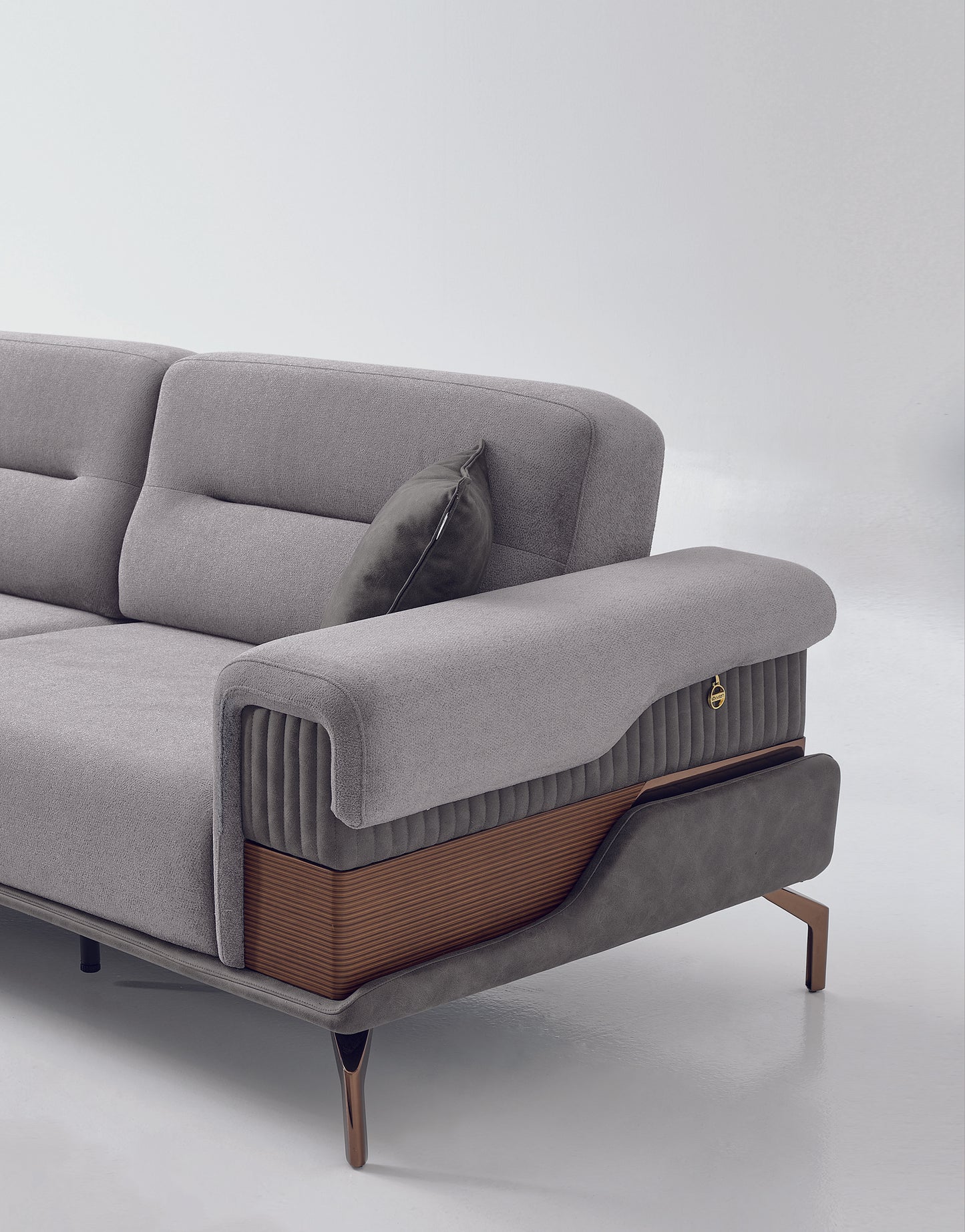 Jival-Sofagarnitur; edle Kombination zwischen Holz und Metall in modernem Stil