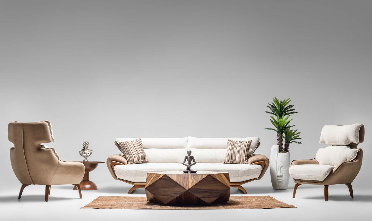 Leon-Sofagarnitur; edle Qualität und Eleganz durch Holzdetails; Naturbelassen