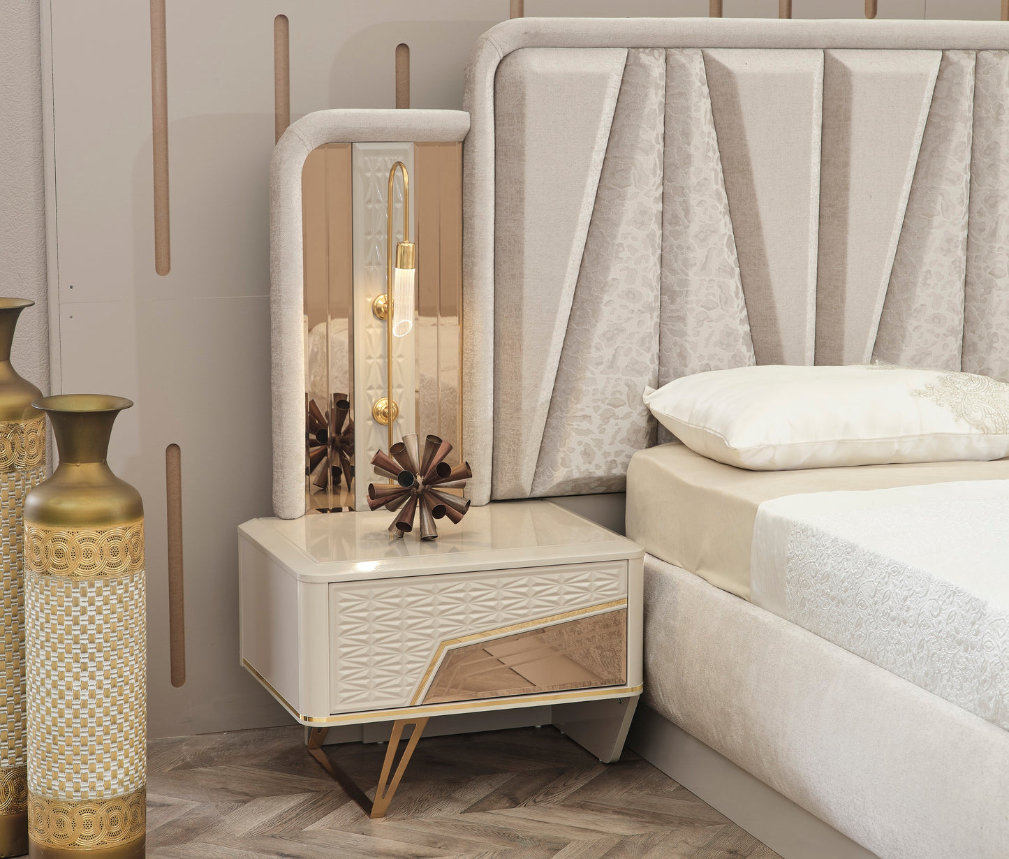 Milano Maxi Schlafzimmer-Set; Bett; Schrank; Nachttische; Goldene Details; Hochglanz; Elfbeinweiß