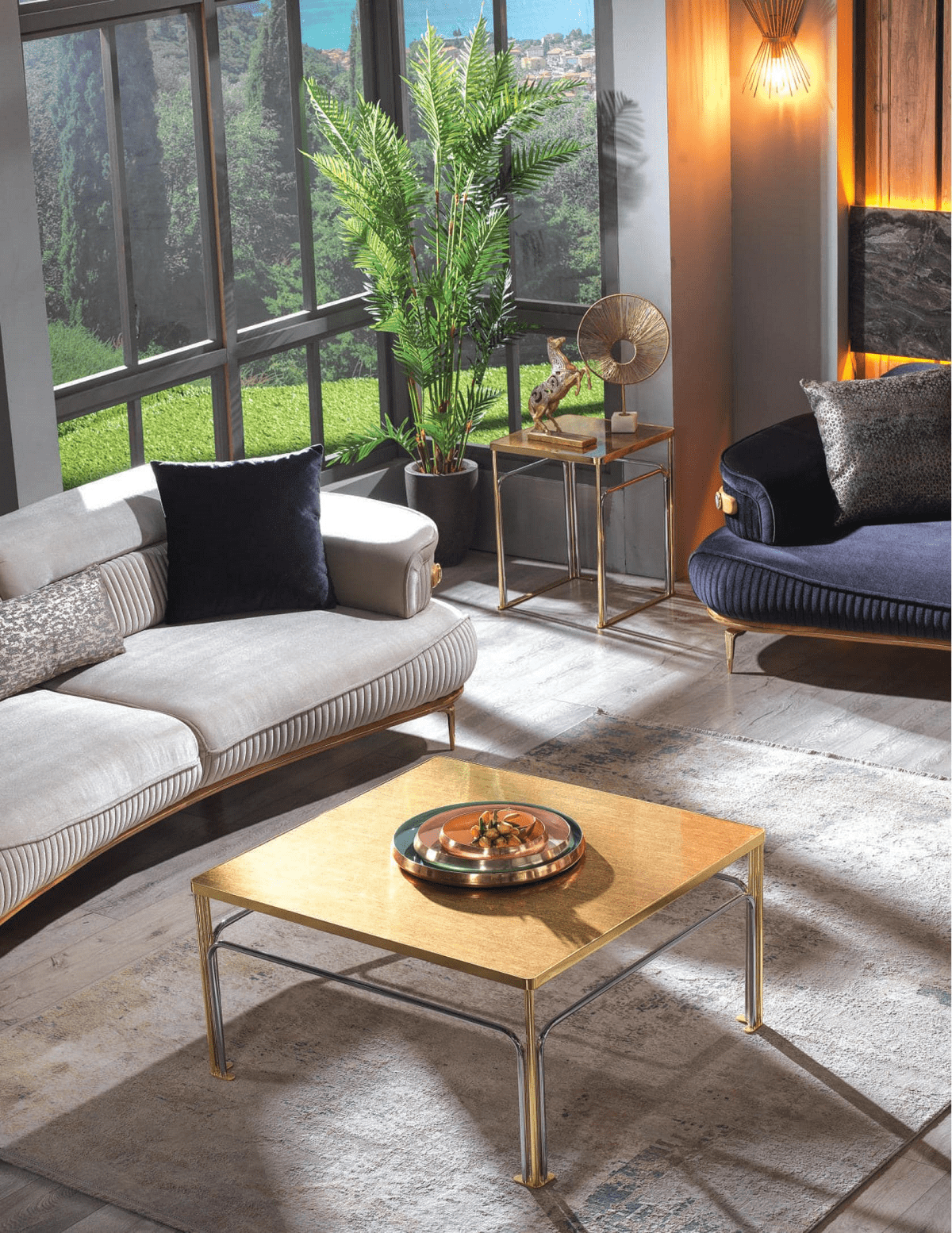 Ein 3er-Beistelltisch-Set aus Edelstahl in attraktivem Design
